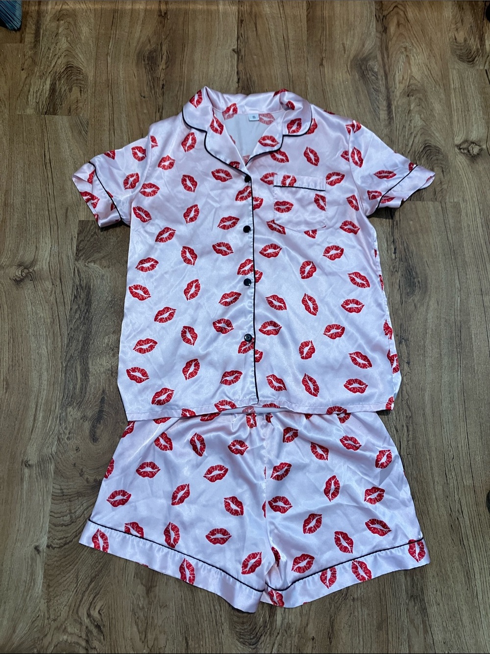 Pink Satin Pajama Set Kiss Print women’s small 2 piece button front with shorts